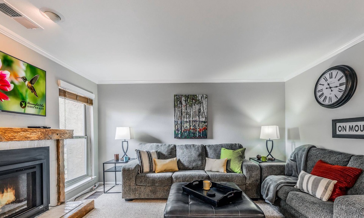 Alto House | On Mountain Time | Upscale Townhome Retreat w/Cozy Nights & Outdoor Adventure Nearby