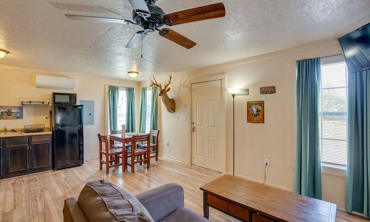 Cayuga Apartment | On-Site Fishing Pier: Pet-Friendly Kerens Cabin!