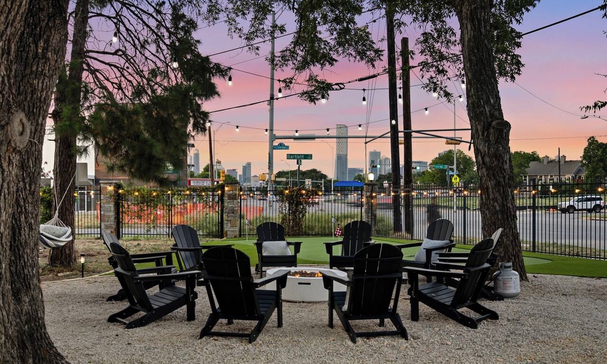 South Congress House | On SoCo Pool Table, Arcade + Theater Sleeps 16