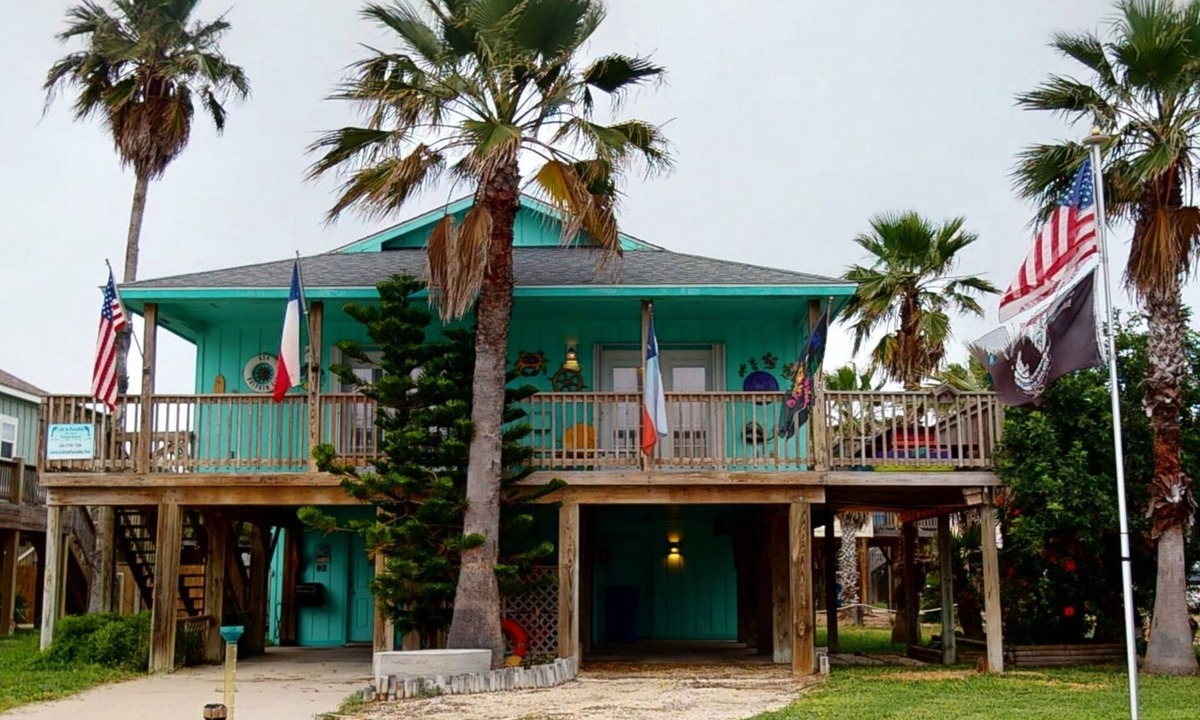 Leeward Sands House | Parking for Boat, Golf Cart Access, In Town