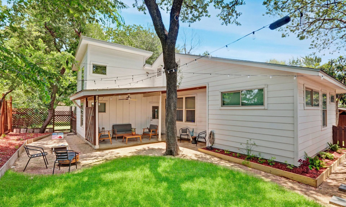 Swede Hill House | Peaceful Austin Oasis w/King Bed I Private yard l Centrally Located
