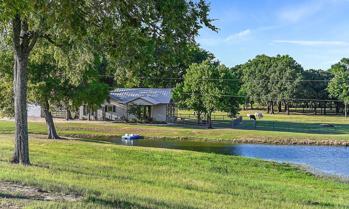 Navasota House | Perfect for Game Day, Family Get Aways and Fishing! 20 Minutes to Kyle Field!
