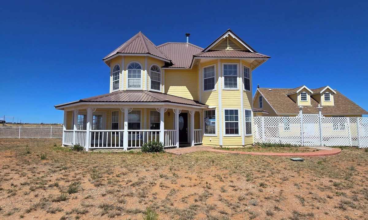 Elgin House | Pet-friendly 3-bedroom house in perfect Elgin with cool AC and charm.