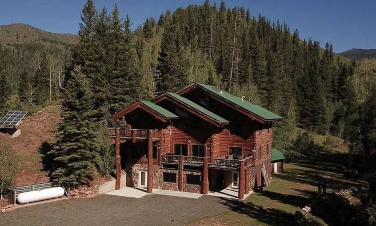 Dolores Cabin | Pet-Friendly Family Lodge Fully Stocked Kitchen Fire Pit WiFi Kids Toys