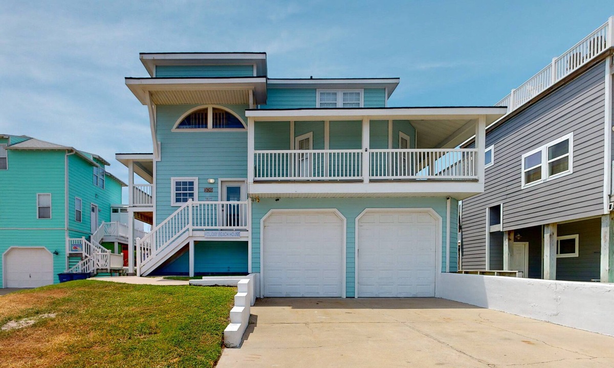 Sand Point House | Pet Friendly, Golf Cart Included, Walk to the Beach, Shared Heated Pool