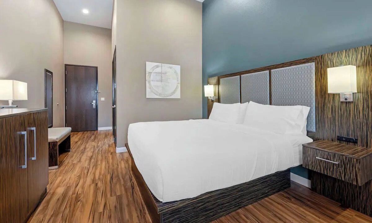 Pflugerville Hotel | Pet-Friendly King Room Near Typhoon Texas Waterpark Austin - 2.8 miles