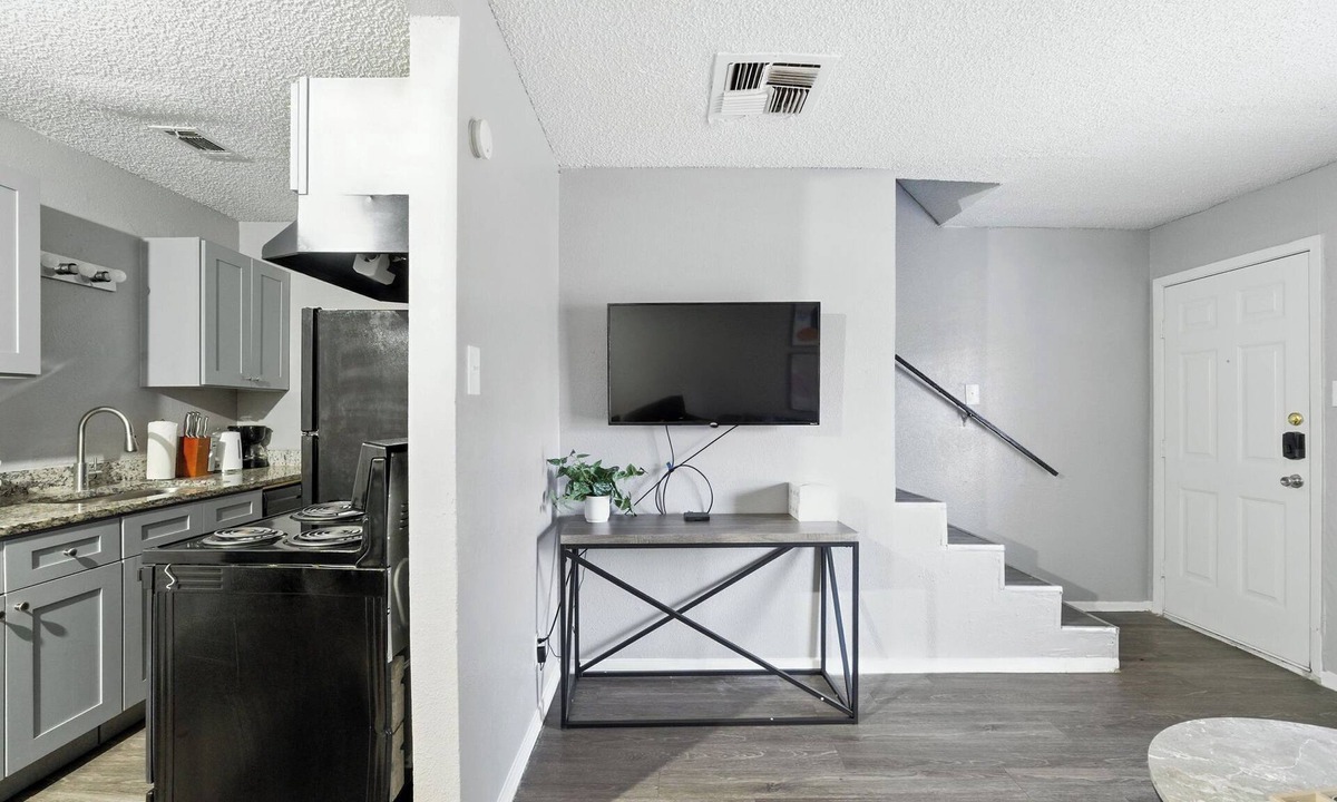South Arlington Apartment | Pioneer Creek 608-08 I Spacious 1 Bed 1 Bath