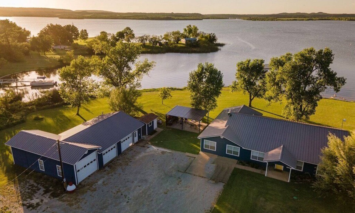 Graford House | PK Lake Retreat | Private Beach, Bring Your Boat, Ultimate Game Room & Hot Tub