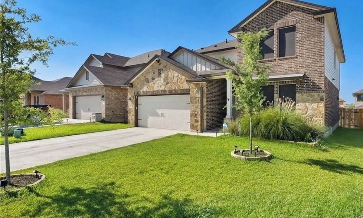 Temple House | Pleasant 2-bedrooms upstairs in a 5br/3b house with AC in charming Temple TX.