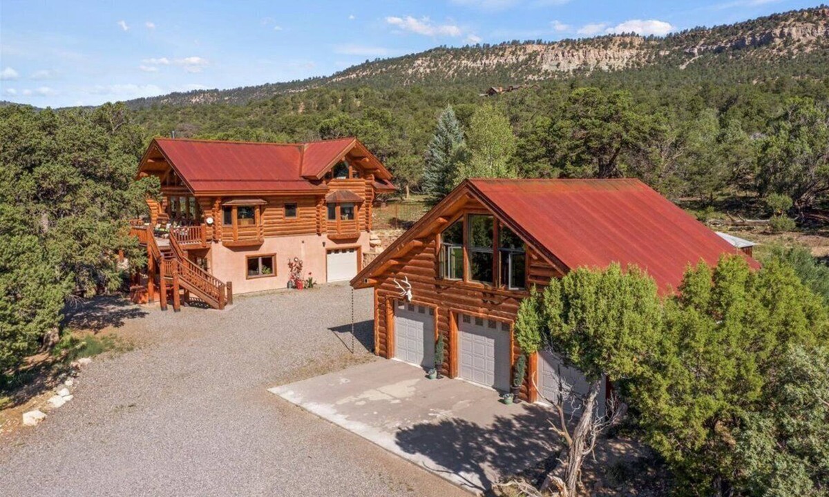 Pleasant Valley Cabin | Pleasant Valley Retreat -Quaint 2-Bedroom Loft & Den Incredible Mountain Views!