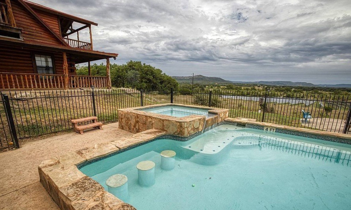 Rio Frio House | POOL!!, 3 Bedrooms w/Loft and 2 Bath. Sleeps 14. Balconies and Great Location!