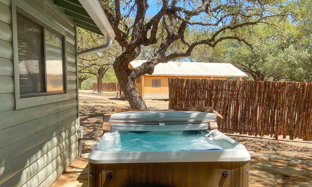 Ingram Cabin | Pool l Firepit l River l Lake l HOT TUB l Cabin
