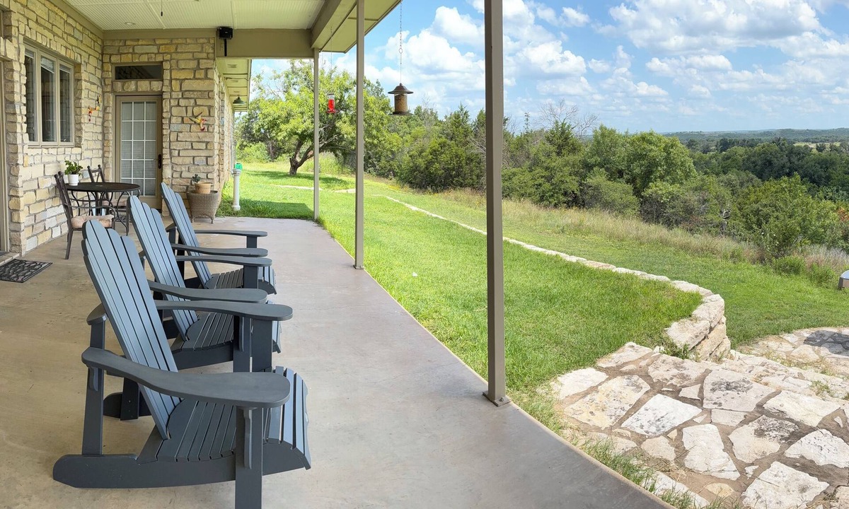 Paluxy House | Private country estate near Dinosaur park for families and friends.sleeps 16