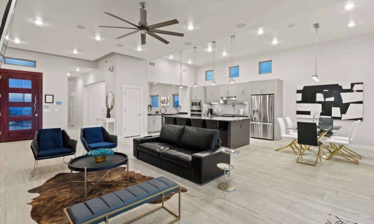 El Paso House | Private Franklin Hills Retreat With A Pool & Views