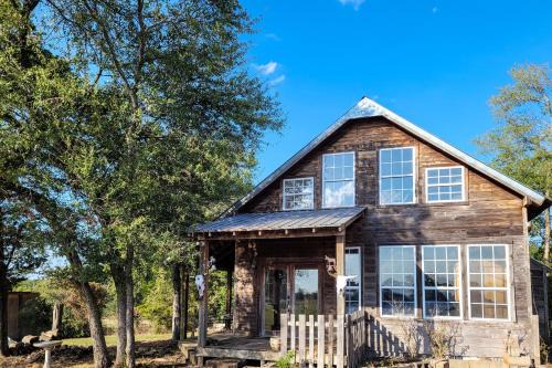 Groesbeck House | Private Hot Tub & Views! Cozy Cabin on 77 Acres