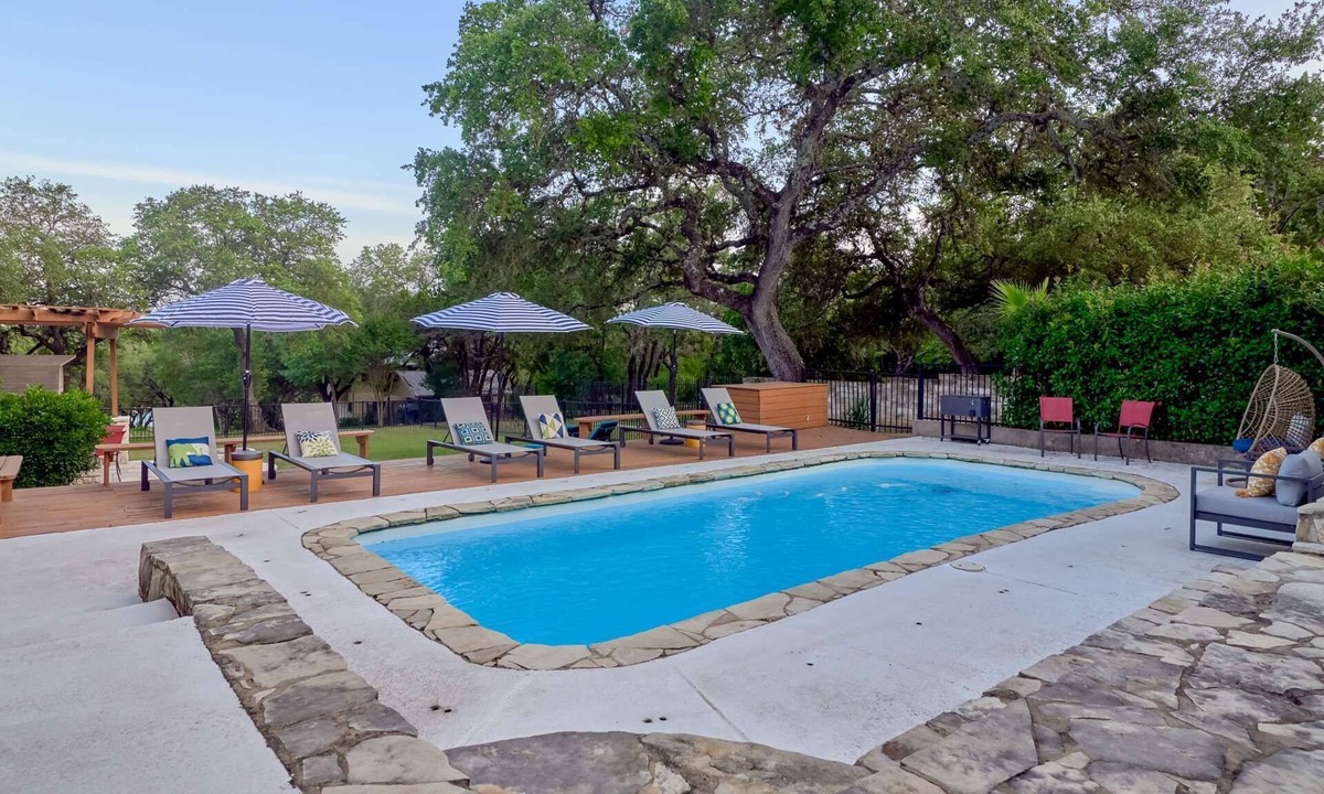 Hudson Bend House | Private Pool and Hot Tub, BBQ, Walk to lake, 2 Masters, Bocce ball, Horseshoe