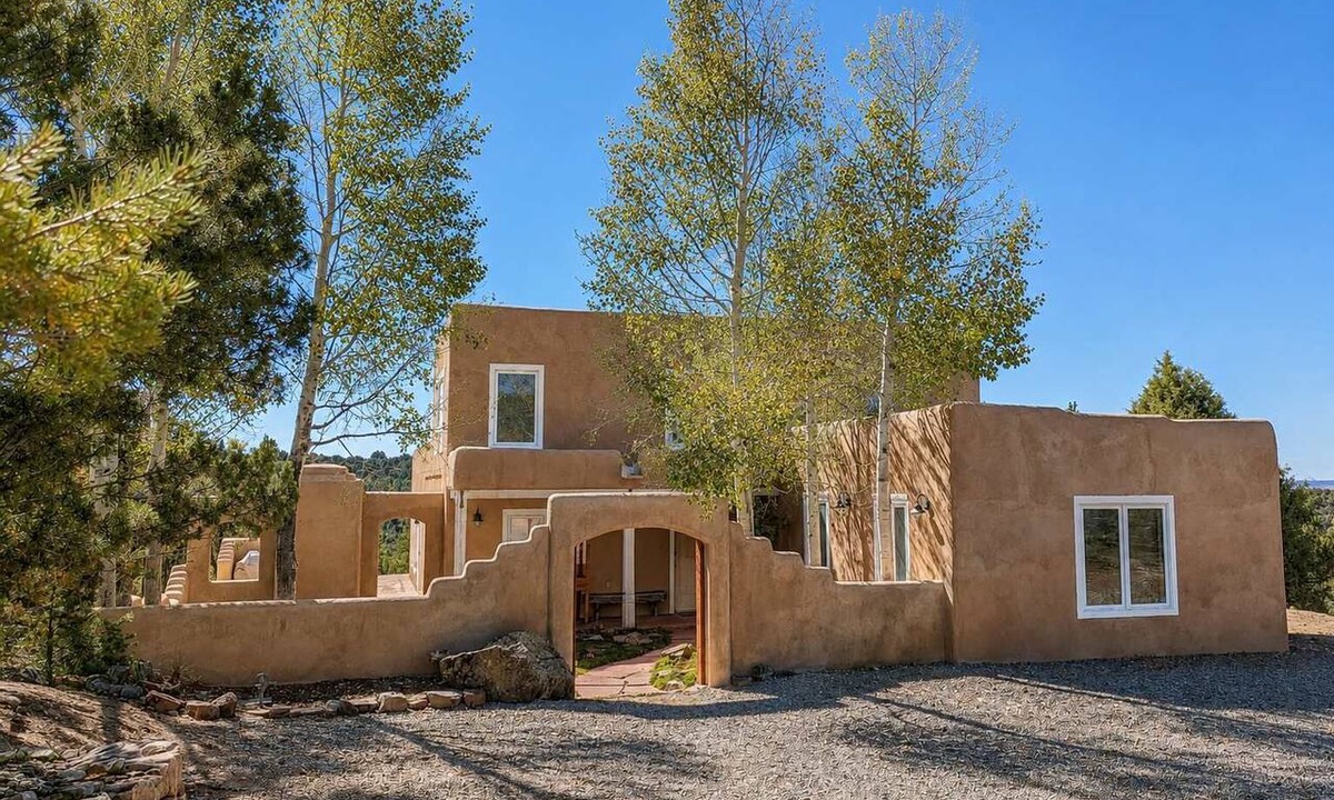 Valdez House | Pueblo de Canoncito - 11 Acres, Forest & Views