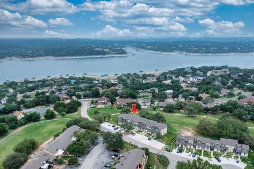 Point Venture Apartment | Quirky lakeside home on a golf course