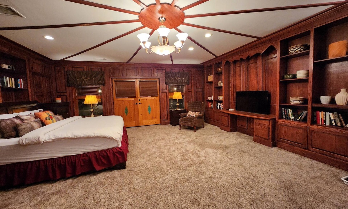 Corrales Bed & Breakfast | Red Mountain Manor Vineyard and Guesthouse