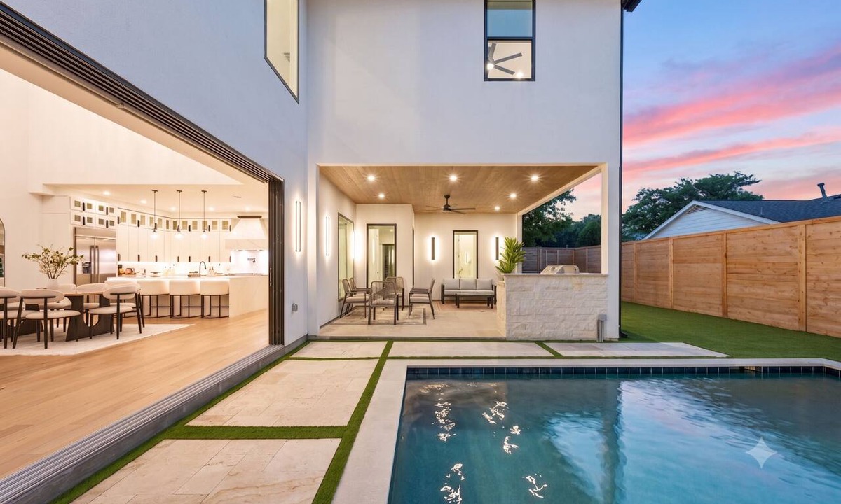 Northwest Dallas House | Refined Downtown Dallas Oasis - 5 Bedrooms with Pool/Theater - 25 mins to AT&T