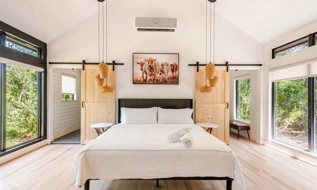 Cedar Creek Cabin | Relaxing Ranch, Friendly Animals, Modern Stay