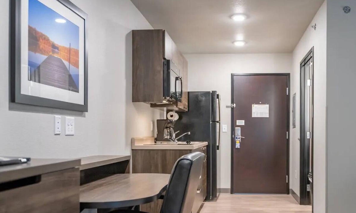 Tucson Hotel | Relaxing Stay | 1 Queen Bed & Recliner Near Parks
