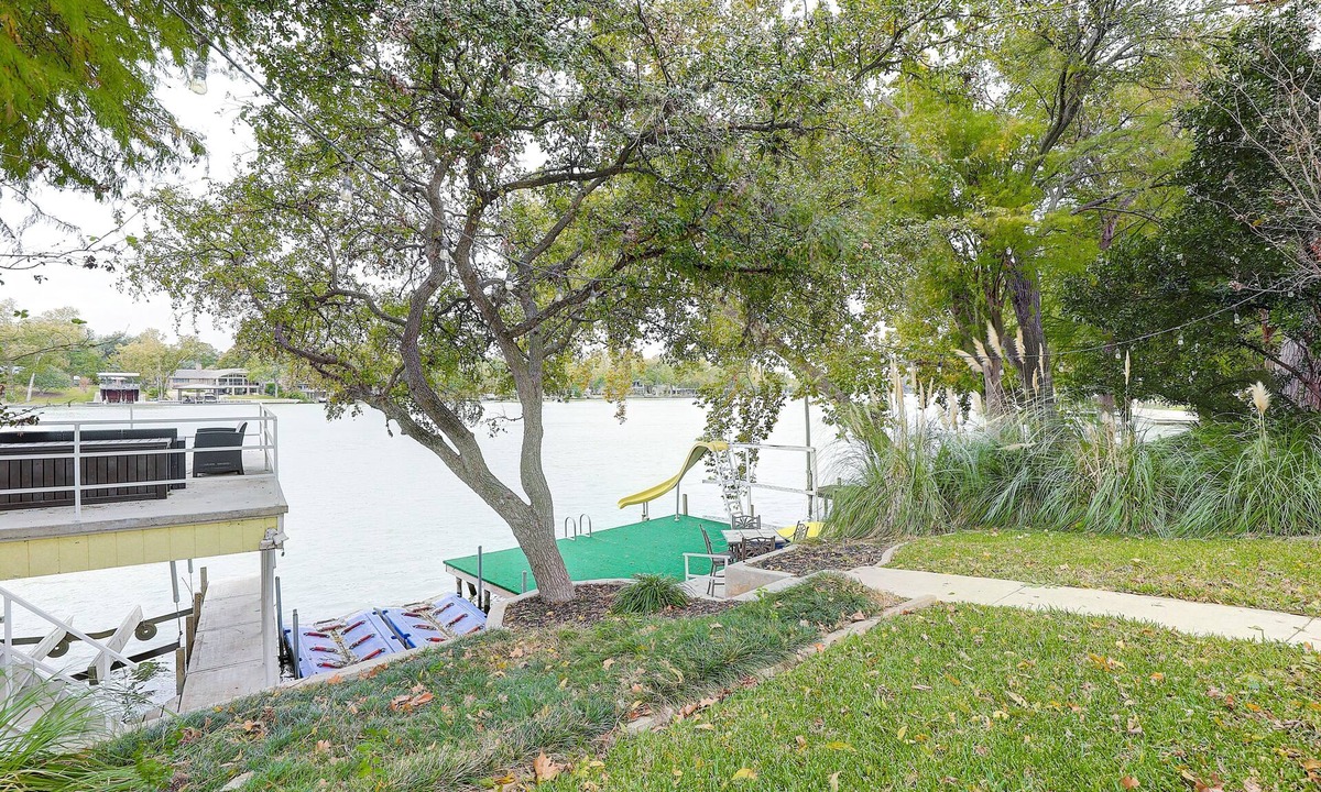 McQueeney House | Rennovated Farmhouse Lake McQueeney Cove