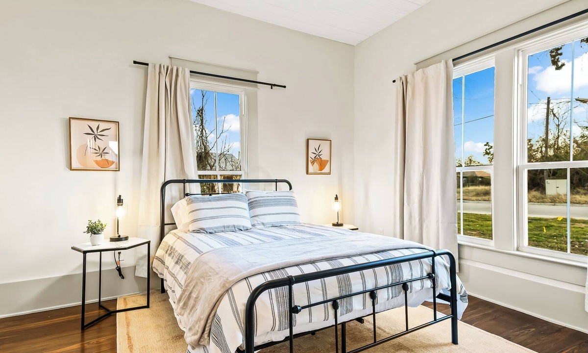 Weatherford House | Renovated Bungalow - Downtown - HOT TUB -Dreamy Clawfoot tub! LUXURY!