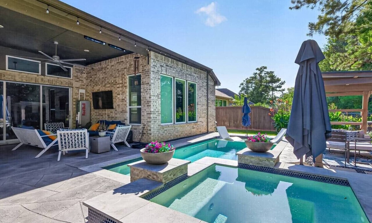 Atascocita House | Resort-style outdoor living paired with comfort, style, and relaxation