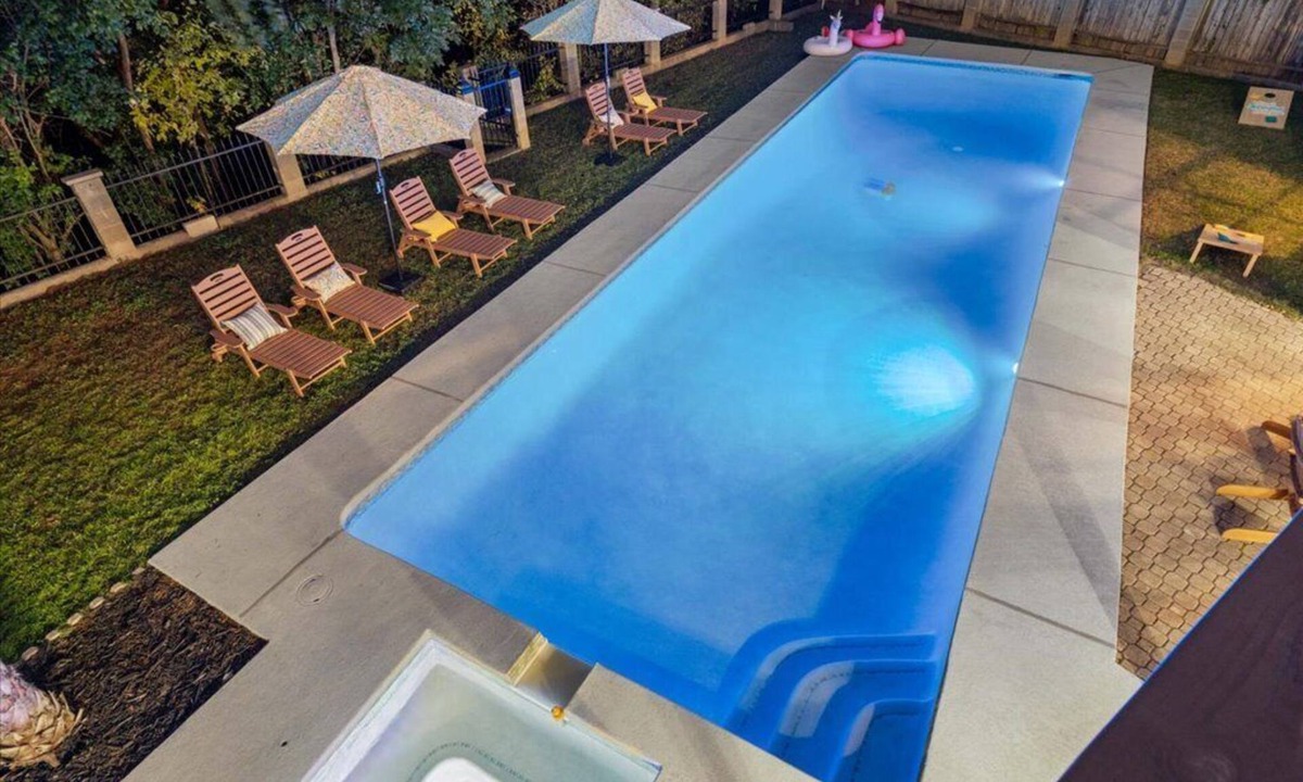 North Austin Civic Association House | Rhythm Retreat: Stunning 5-bedroom in Austin with Large Pool, Game Room, Firepit
