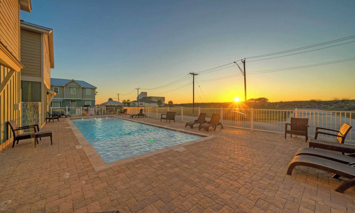 Corpus Christi Cottage | Ridley Retreat Community Pool, Mins to the Beach Corpus Christi + Port A