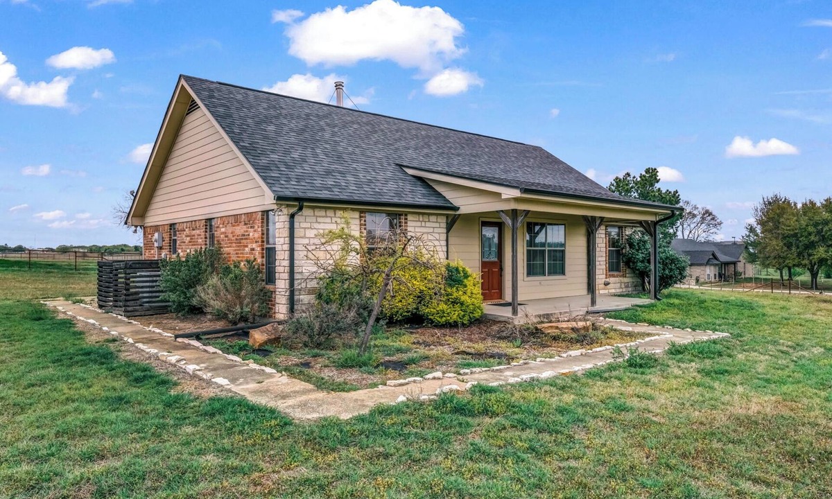 Dennis House | Riley Ranch farmhouse in the charming Brock TX - Near Wedding Venues!