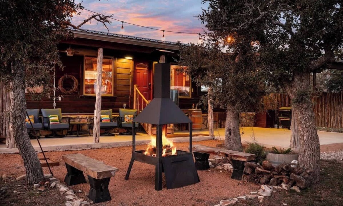 Fredericksburg Cabin | Rockin' R - Mason Jar Cabin
