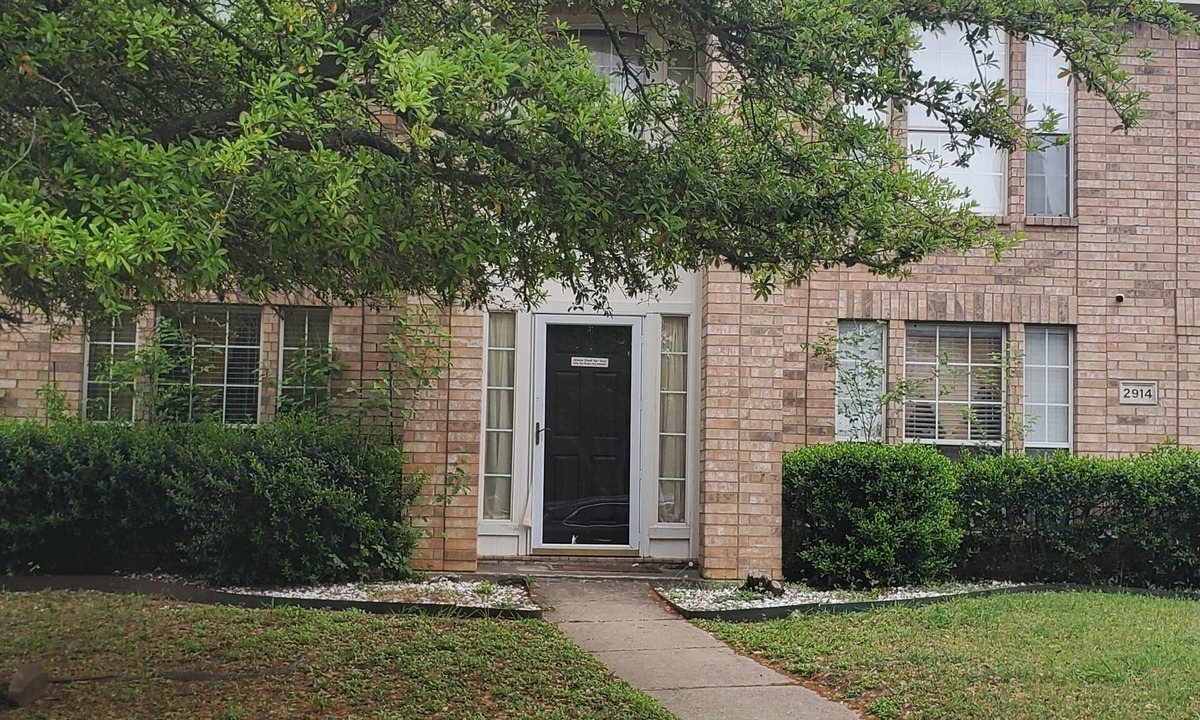 Mesquite House | Romantic double family home with spacious ready set barbecue backyard in Dalllas