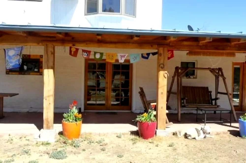 Tyrone House | Romantic Vacation Rental with Hot Tub near New Mexico's Pinos Altos Mountains