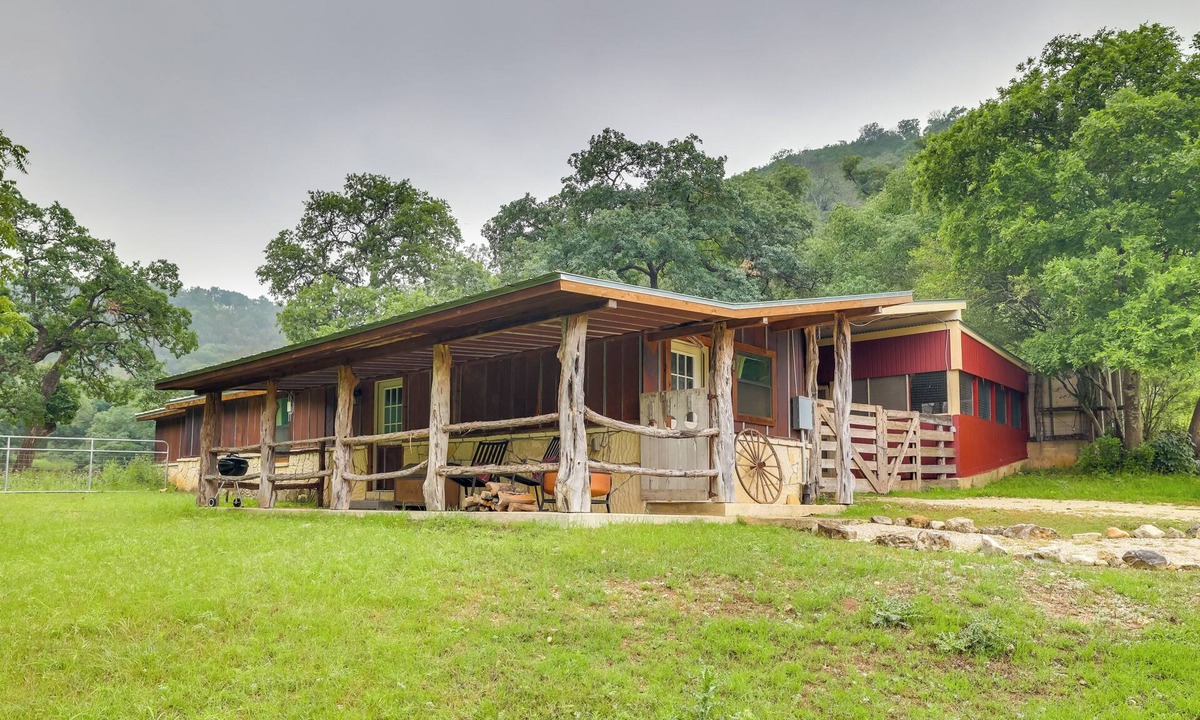 Tarpley Cabin | Rural & Horse-Friendly Cabin ~ 24 Mi to Bandera!