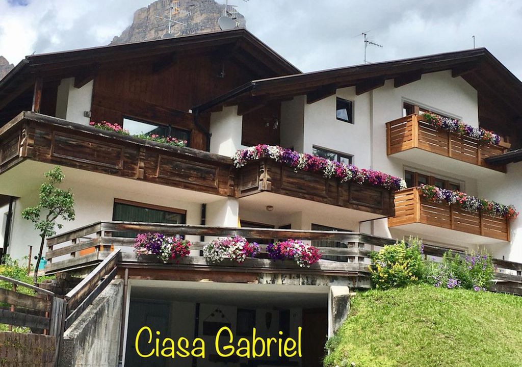 Colfosco Apartment | Rustic Apartment near Ski Areas with Wi-Fi, Garden and Terrace