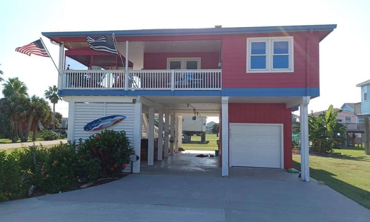 Pirates Beach House | Salty American Family Getaway, 3 min Walk to Beach Pet friendly, large deck