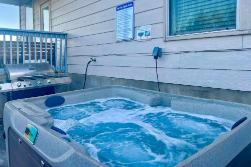 Wetmore House | San Antonio Home w/Hot Tub: Near Golf & Shopping