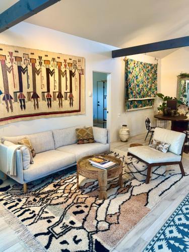 Santa Fe House | Santa Fe Modern FARMHOUSE 1 ACRE PRIVATE RD SOAKING ROOM 3 min Canyon rd