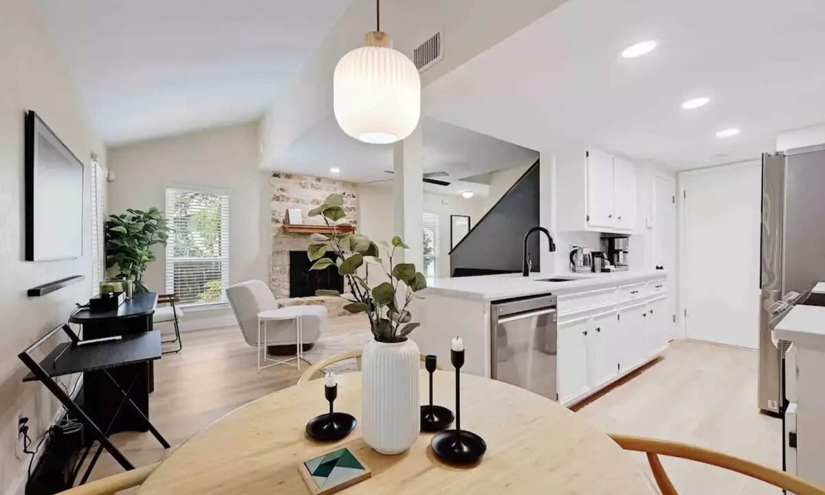 Oak Forest House | Scandinavian comfort, 2bd 1.5bth