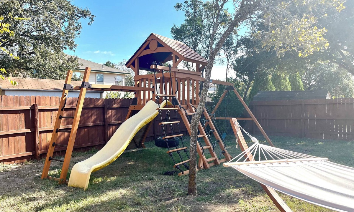 West San Antonio House | SeaWorld & Lackland BMT Landing - Playset - Gameroom