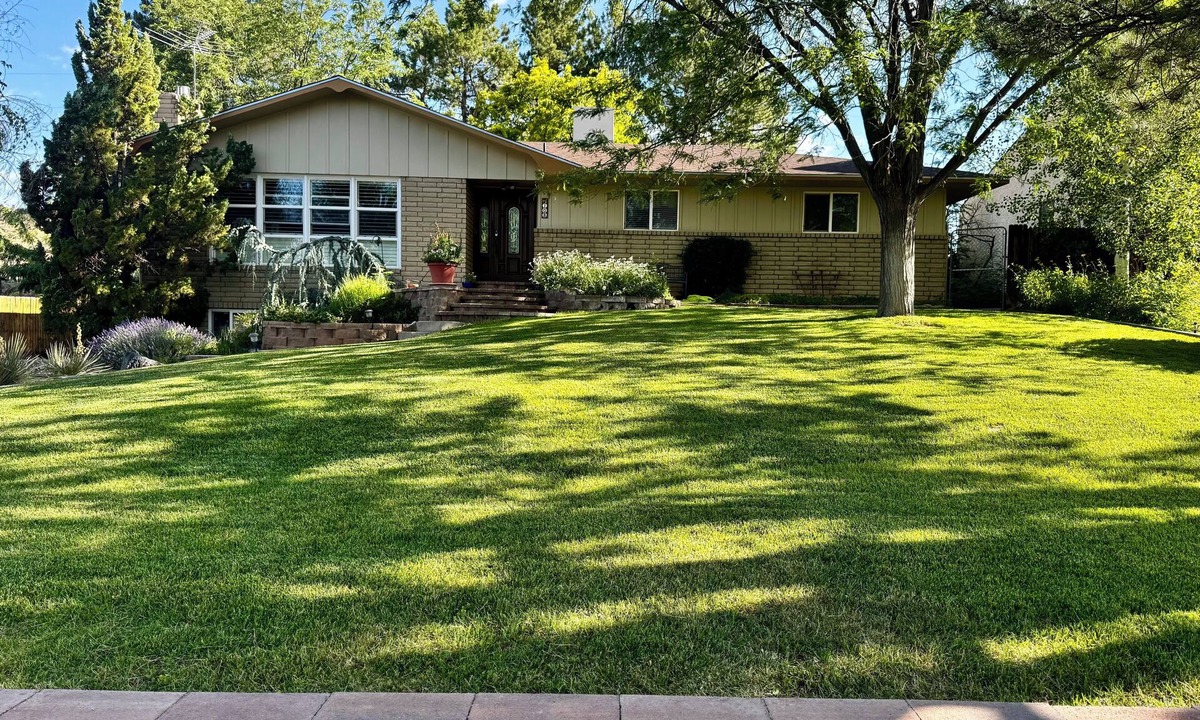 Farmington House | Serene 4-bedroom home, w/3 King beds, 2 twins, open floor plan, beautiful yard!