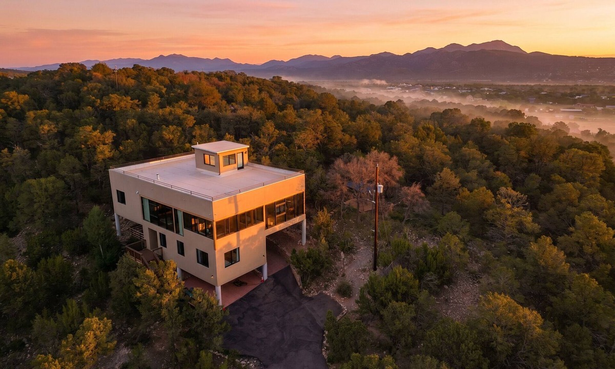 Zuzax House | Skyline Glass House - Sauna - Hot Tub - Paako Golf