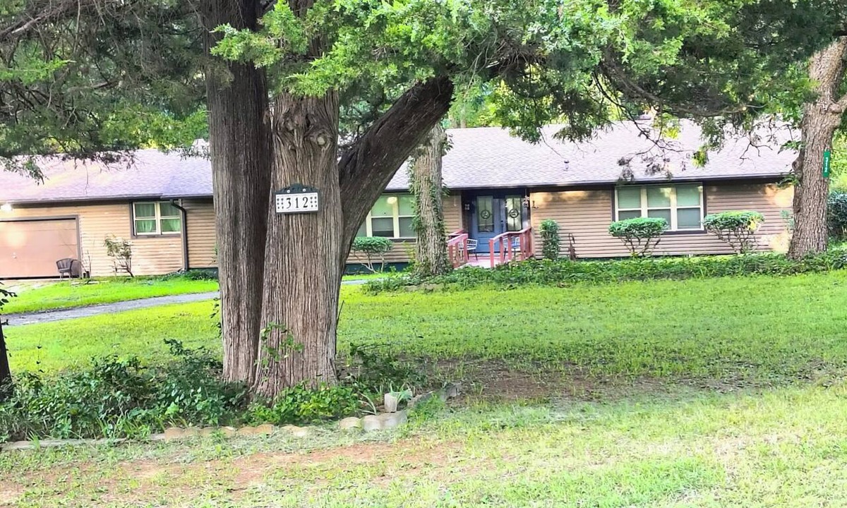 Wills Point House | Sleeps 10 on 1.3 acres @ Lake T 1 mi fr st park and Honey Made!