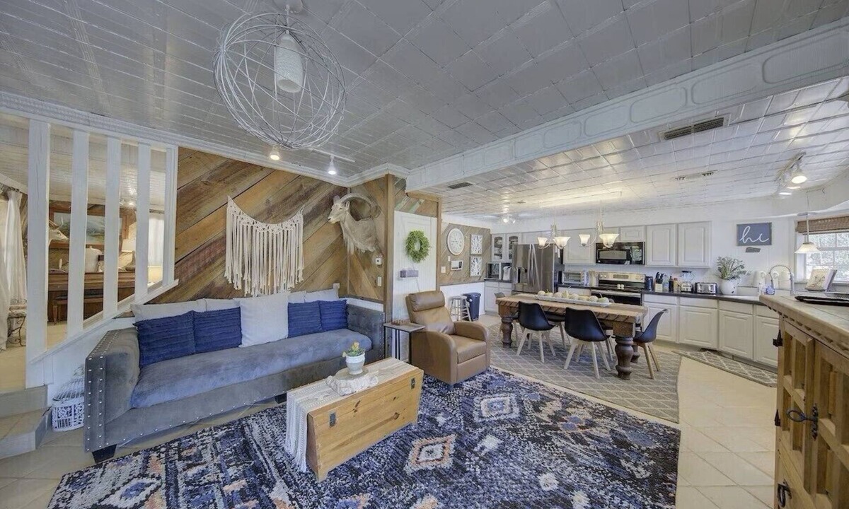 Ingram House | Sleeps 25, 5 Homes, Fire Pit, Spring Fed Waterfront