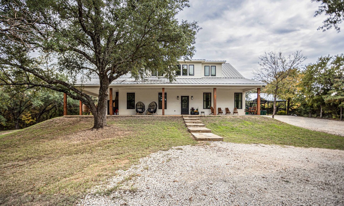 Granbury House | Smoky Hill Ranch, 8 Acres, 2 Homes, Events, Sport Court, Fishing, & Fire Pits