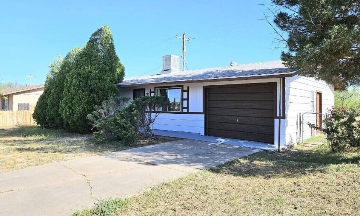 Pomerene House | Soothing 3-bedroom house in charming mature neighborhood in Benson
