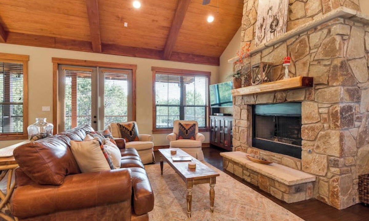 Leander Cabin | Southern Charm on the Lake | The Hollows | access to amenities!