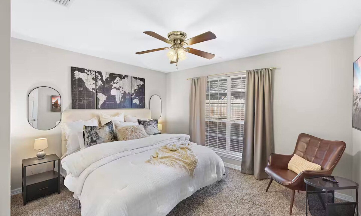 College Station House | Spacious 2BR House, Steps from A&M - King - Patio